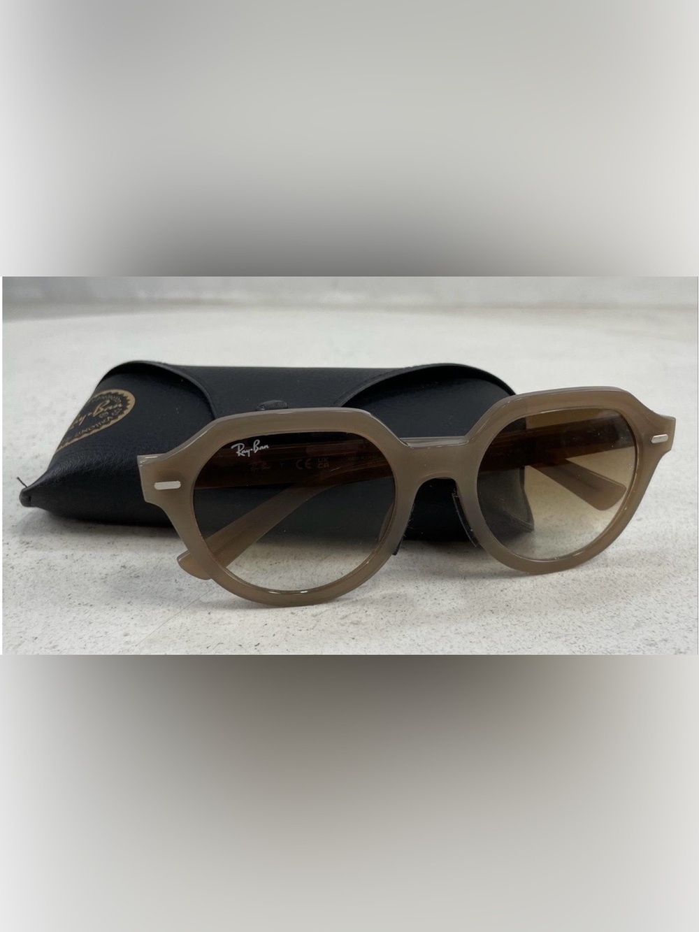 Ray-Ban RB4399 Gina Sunglasses Turtledove
Beige Brown Gradient 53-21 w/ Case